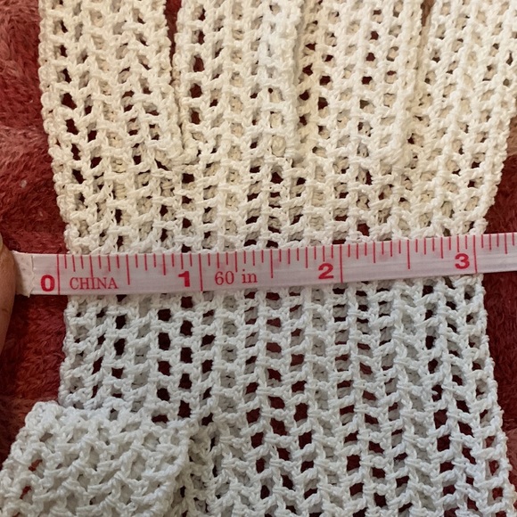 Lovely vintage hand crocheted cotton gloves with handmade button at wrist. - Picture 8 of 9